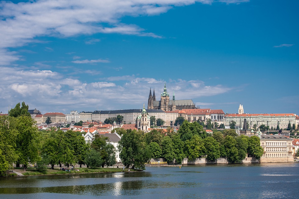 Kudy jít na Pražský hrad? Metrem, tramvají nebo romantickou procházkou